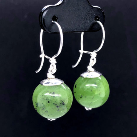 Boucles d’oreilles Boule Jade Néphrite de profil Boucles d'oreilles Boule Jade Néphrite (Argent 925 & pierres naturelles)